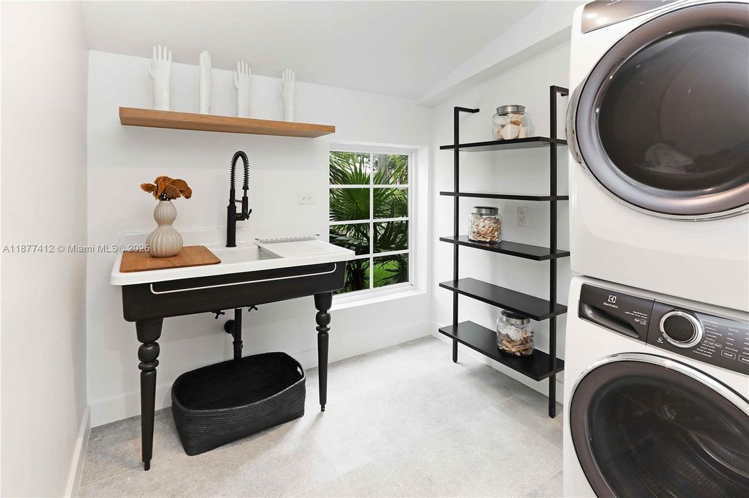 Active With Contract: $1,850,000 (4 beds, 5 baths, 2630 Square Feet)