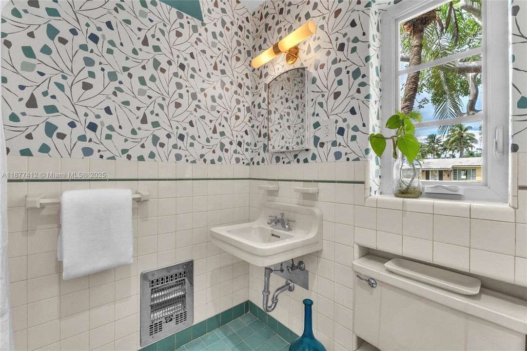 Active With Contract: $1,850,000 (4 beds, 5 baths, 2630 Square Feet)