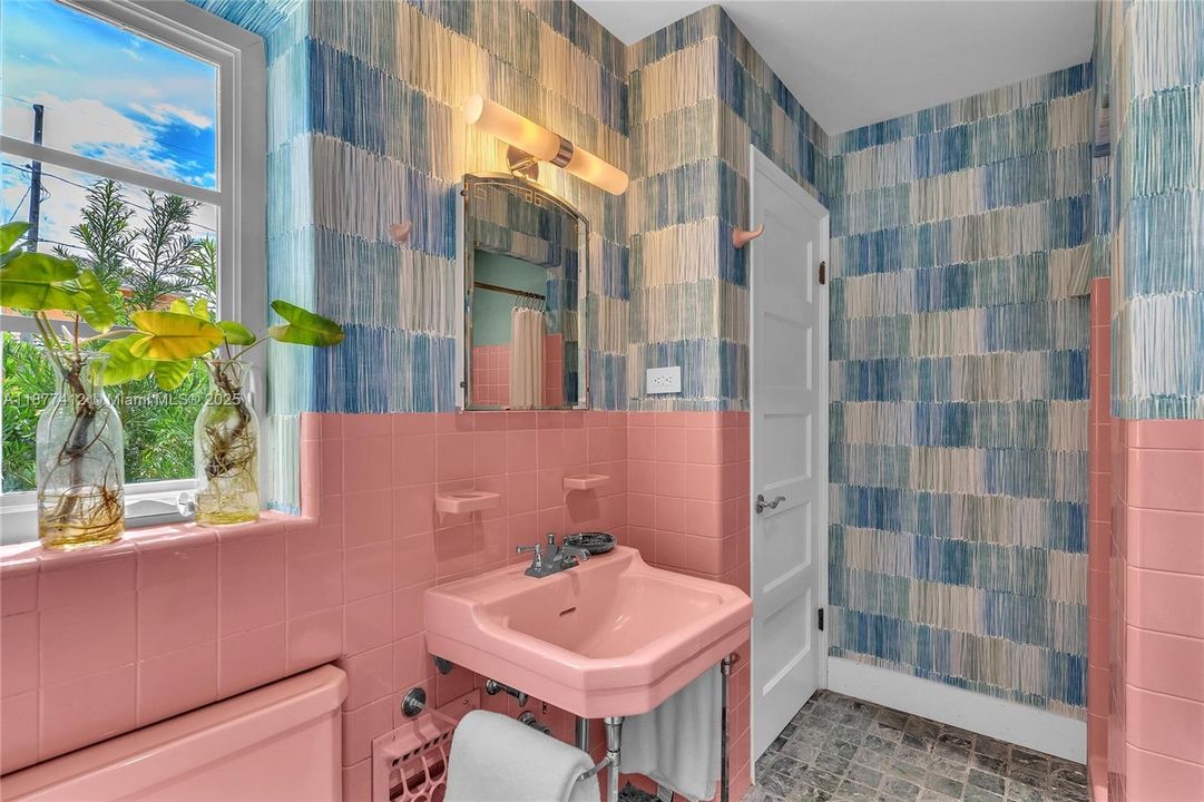 Active With Contract: $1,850,000 (4 beds, 5 baths, 2630 Square Feet)