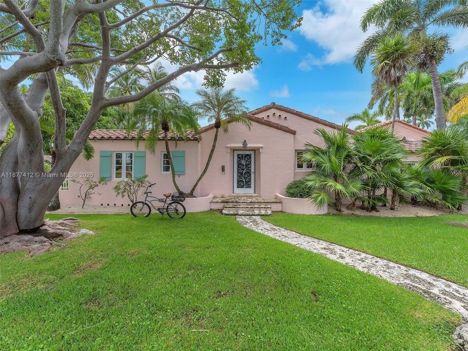 Active With Contract: $1,850,000 (4 beds, 5 baths, 2630 Square Feet)