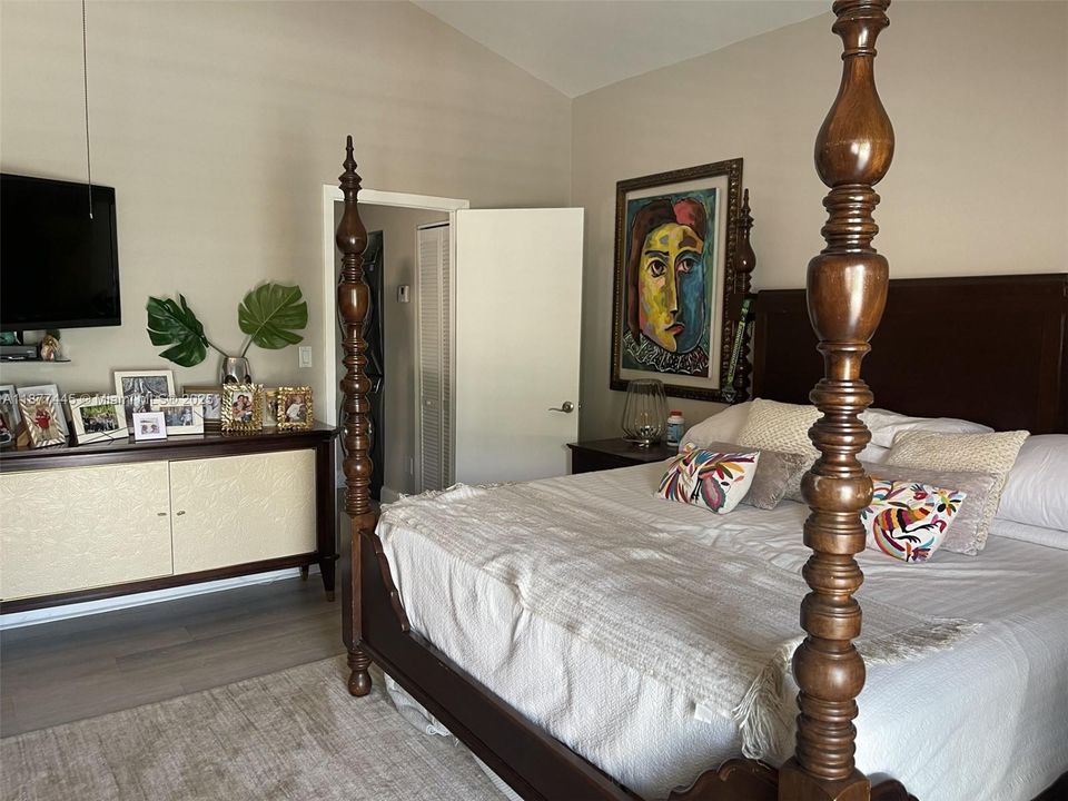 Active With Contract: $4,300 (3 beds, 2 baths, 1200 Square Feet)