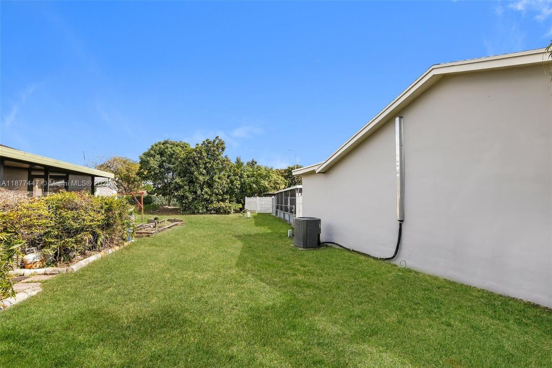 Под контрактом: $490,000 (3 спален, 2 ванн, 1214 Квадратных фут)