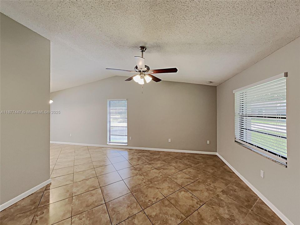 Под контрактом: $490,000 (3 спален, 2 ванн, 1214 Квадратных фут)