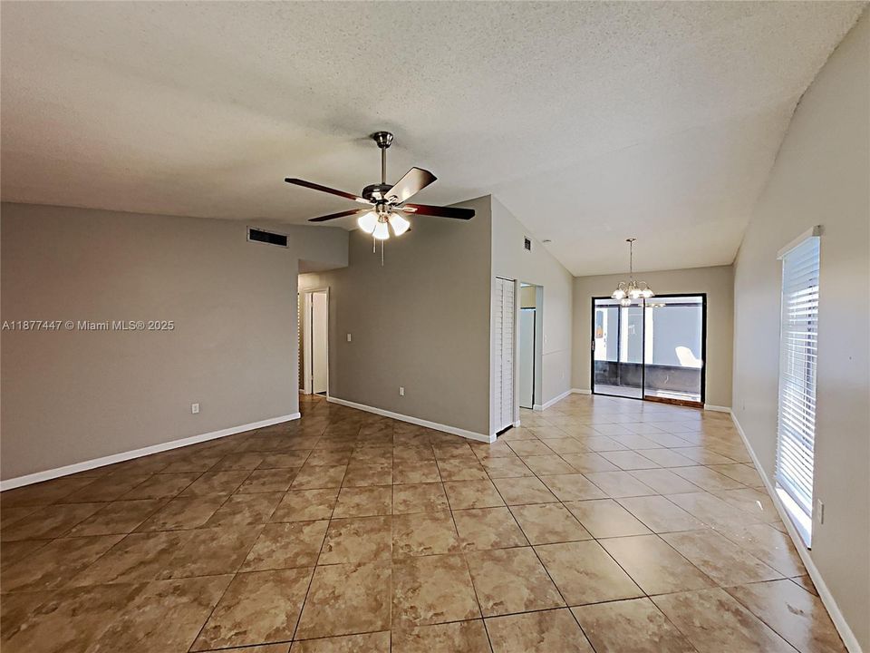 Под контрактом: $490,000 (3 спален, 2 ванн, 1214 Квадратных фут)