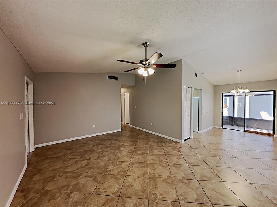 Под контрактом: $490,000 (3 спален, 2 ванн, 1214 Квадратных фут)