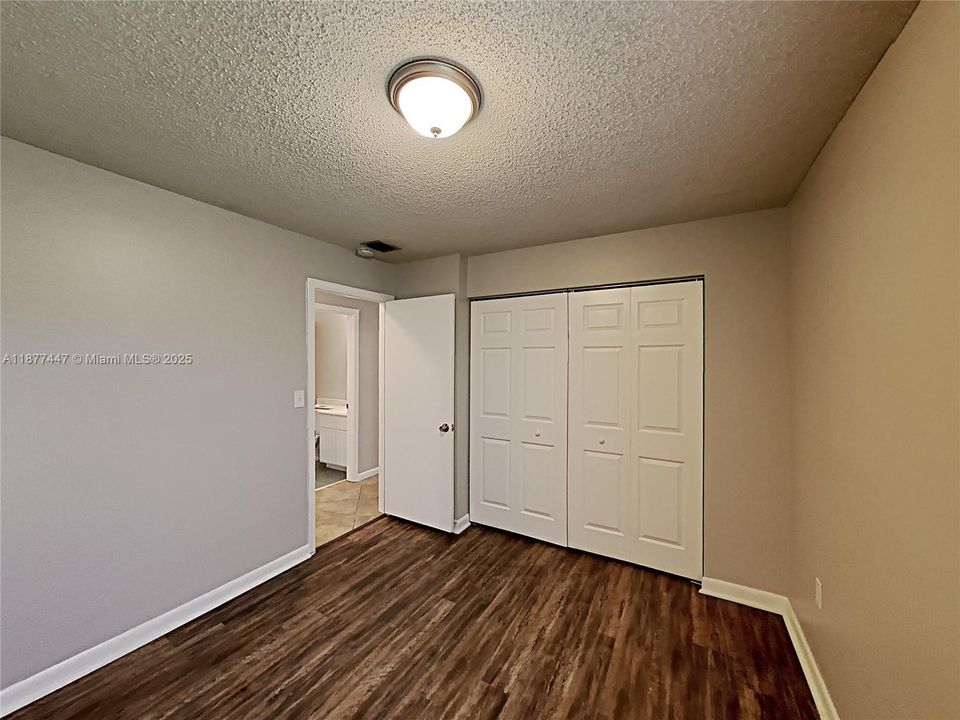 Под контрактом: $490,000 (3 спален, 2 ванн, 1214 Квадратных фут)