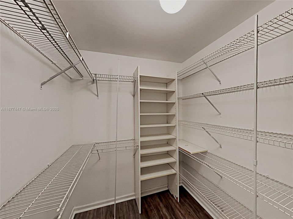 Под контрактом: $490,000 (3 спален, 2 ванн, 1214 Квадратных фут)