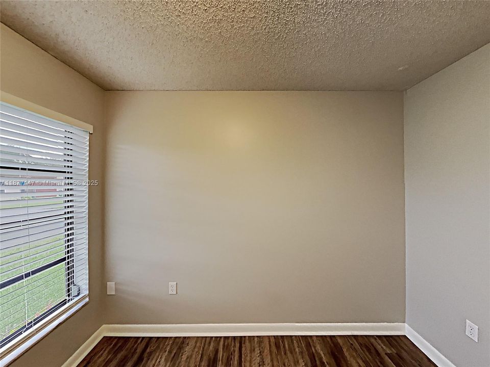 Под контрактом: $490,000 (3 спален, 2 ванн, 1214 Квадратных фут)