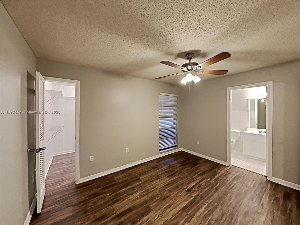 Под контрактом: $490,000 (3 спален, 2 ванн, 1214 Квадратных фут)