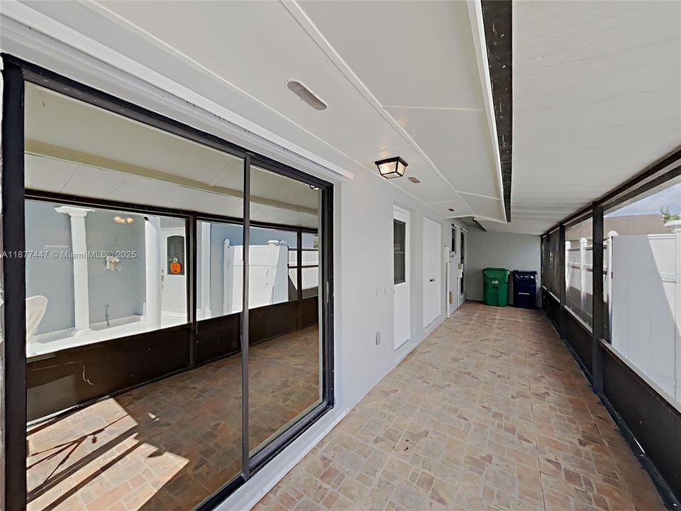 Под контрактом: $490,000 (3 спален, 2 ванн, 1214 Квадратных фут)