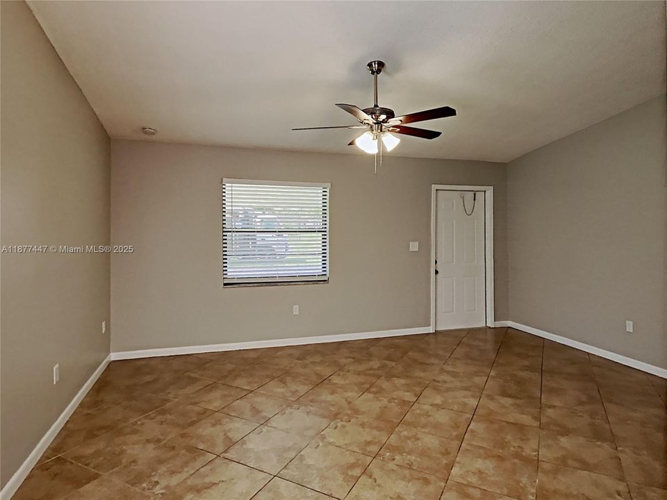 Под контрактом: $490,000 (3 спален, 2 ванн, 1214 Квадратных фут)