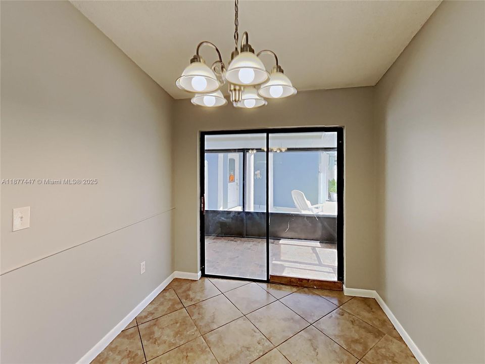 Под контрактом: $490,000 (3 спален, 2 ванн, 1214 Квадратных фут)