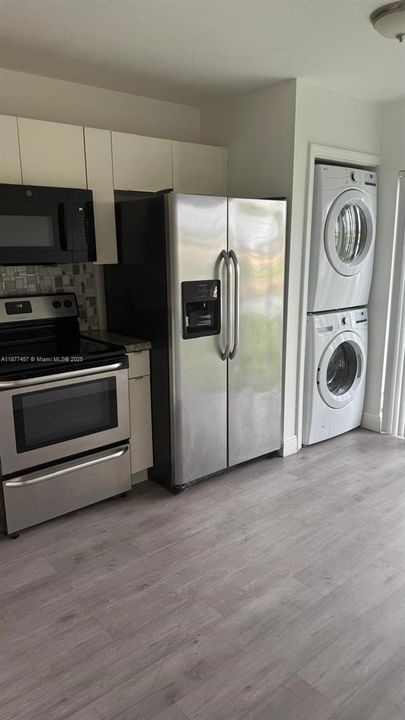 Active With Contract: $1,800 (2 beds, 2 baths, 822 Square Feet)