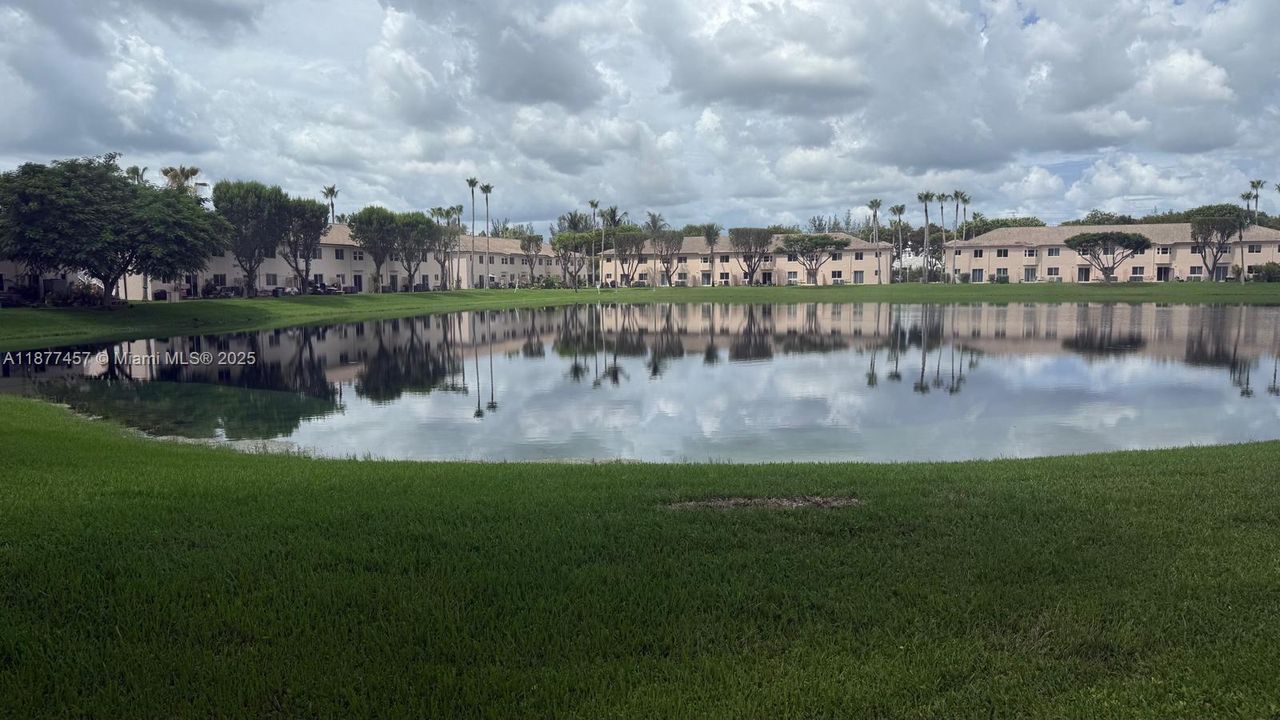 Active With Contract: $1,800 (2 beds, 2 baths, 822 Square Feet)