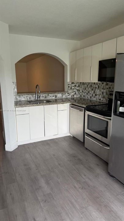Active With Contract: $1,800 (2 beds, 2 baths, 822 Square Feet)