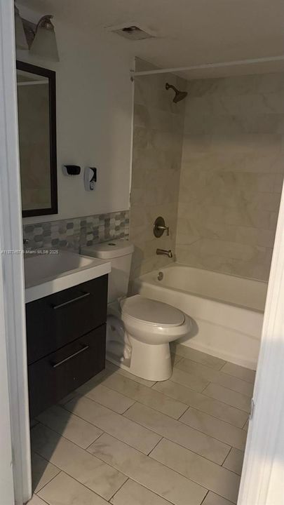 Active With Contract: $1,800 (2 beds, 2 baths, 822 Square Feet)