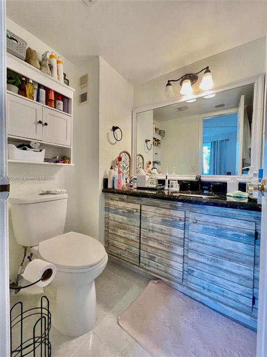 最近售出: $195,500 (2 贝兹, 2 浴室, 770 平方英尺)