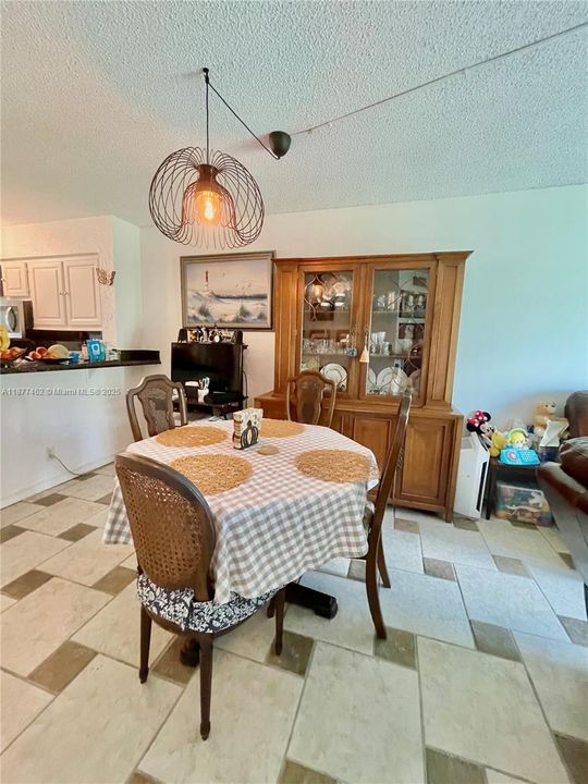 最近售出: $195,500 (2 贝兹, 2 浴室, 770 平方英尺)