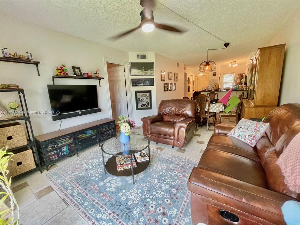 最近售出: $195,500 (2 贝兹, 2 浴室, 770 平方英尺)