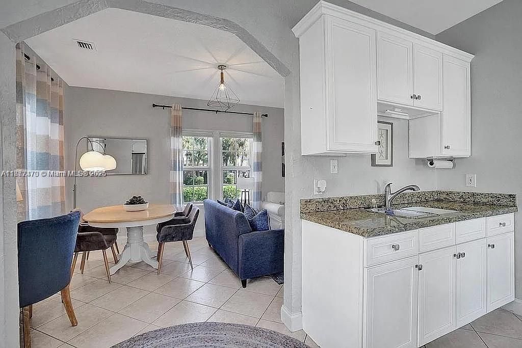 For Sale: $1,365,000 (2 beds, 1 baths, 890 Square Feet)