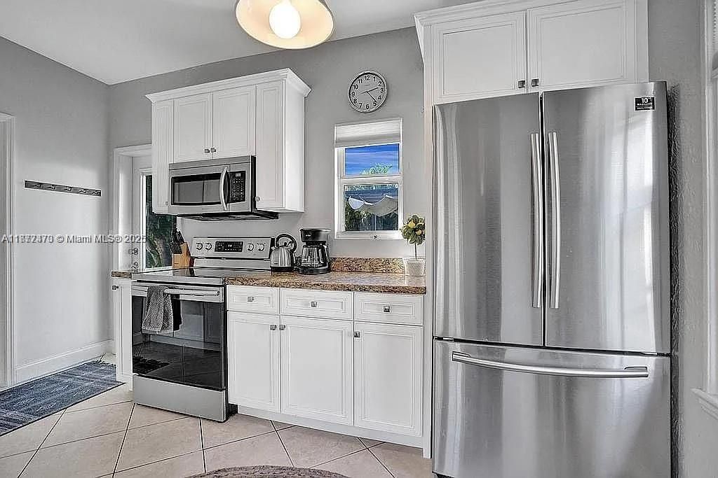 For Sale: $1,365,000 (2 beds, 1 baths, 890 Square Feet)