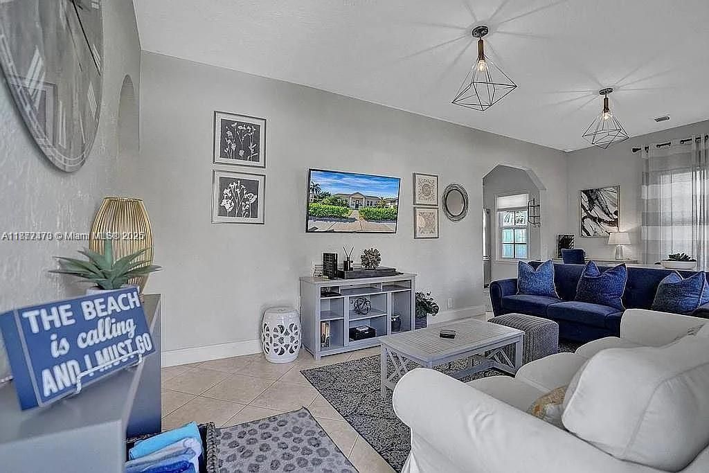 For Sale: $1,365,000 (2 beds, 1 baths, 890 Square Feet)