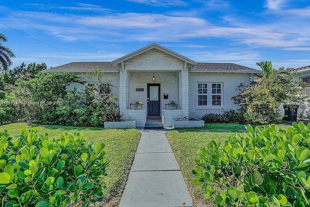 For Sale: $1,365,000 (2 beds, 1 baths, 890 Square Feet)