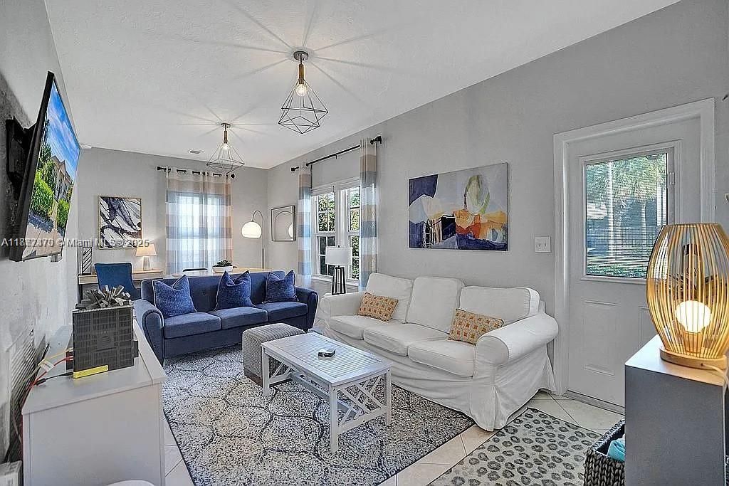 For Sale: $1,365,000 (2 beds, 1 baths, 890 Square Feet)