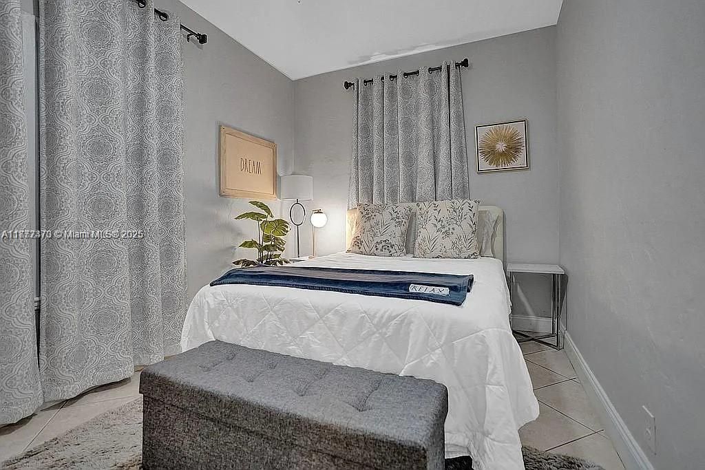 For Sale: $1,365,000 (2 beds, 1 baths, 890 Square Feet)