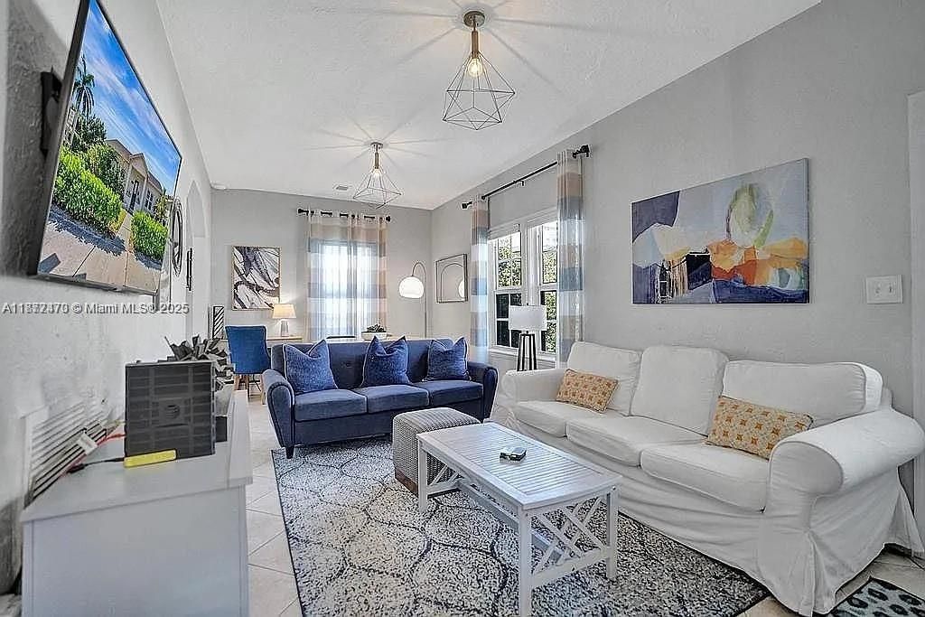 For Sale: $1,365,000 (2 beds, 1 baths, 890 Square Feet)