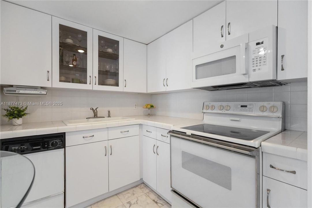 For Sale: $450,000 (1 beds, 1 baths, 612 Square Feet)