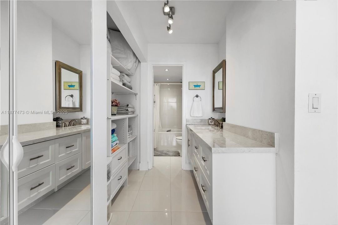 For Sale: $450,000 (1 beds, 1 baths, 612 Square Feet)