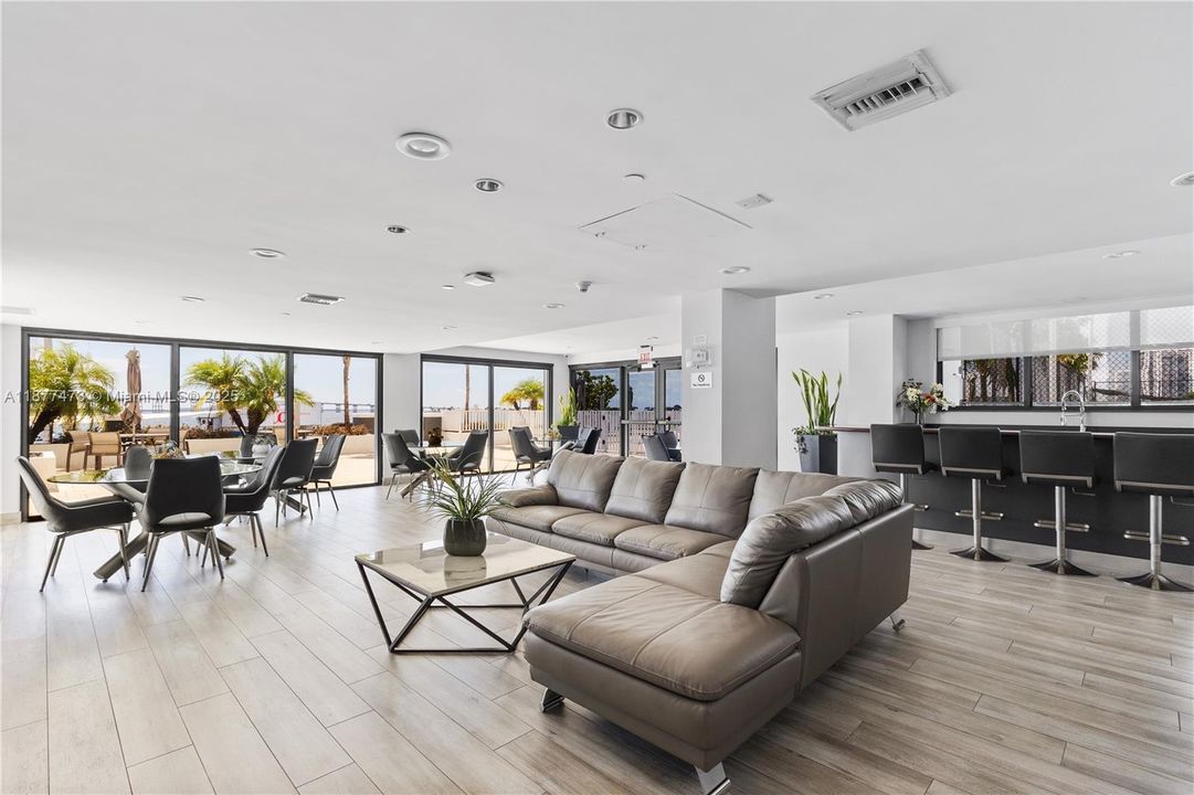 For Sale: $450,000 (1 beds, 1 baths, 612 Square Feet)