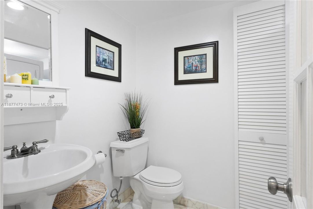 For Sale: $450,000 (1 beds, 1 baths, 612 Square Feet)