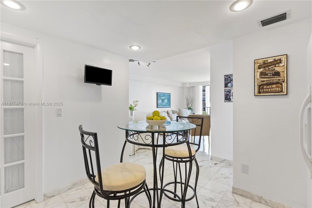 For Sale: $450,000 (1 beds, 1 baths, 612 Square Feet)