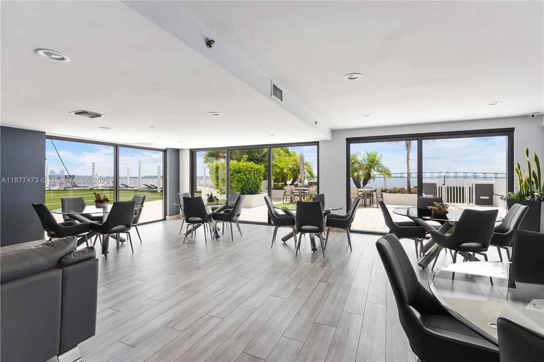 For Sale: $450,000 (1 beds, 1 baths, 612 Square Feet)