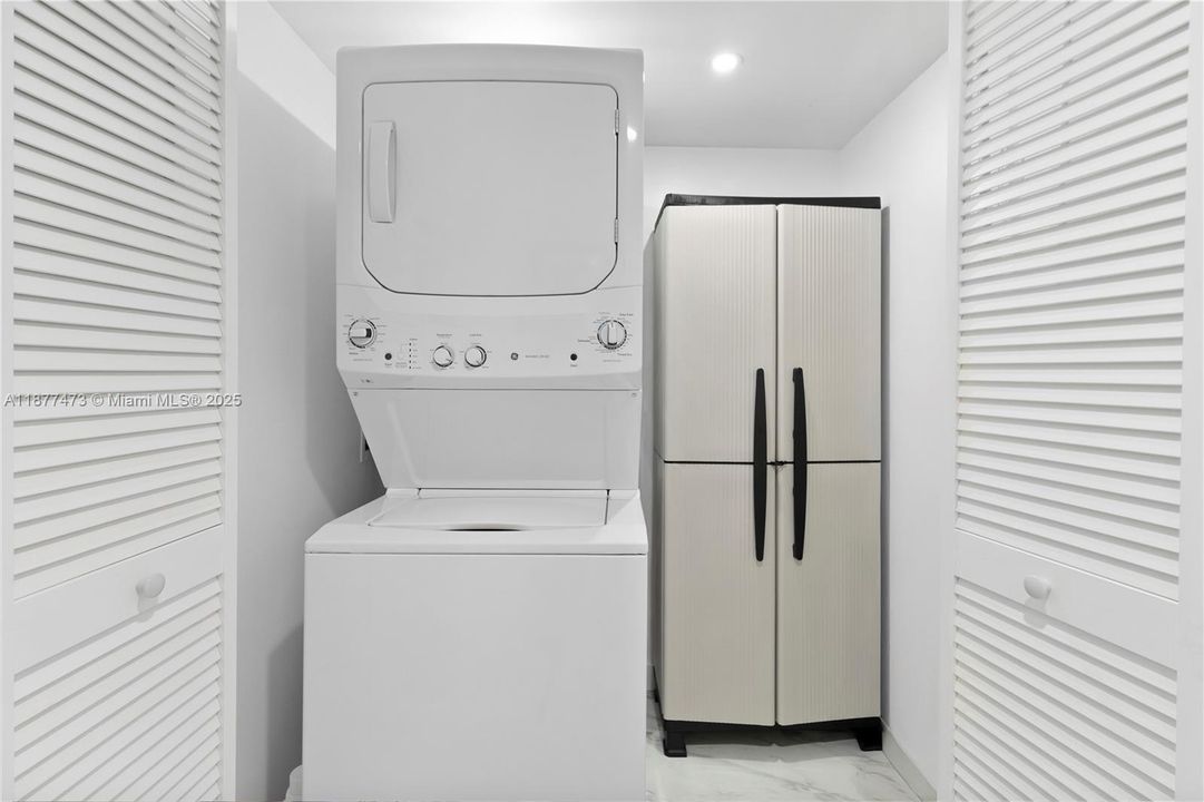 For Sale: $450,000 (1 beds, 1 baths, 612 Square Feet)