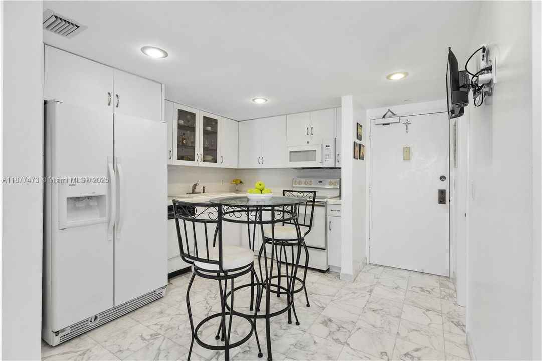 For Sale: $450,000 (1 beds, 1 baths, 612 Square Feet)