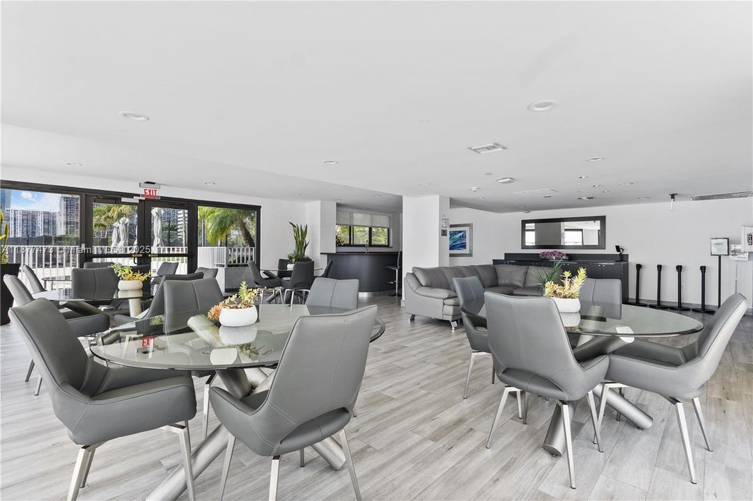 For Sale: $450,000 (1 beds, 1 baths, 612 Square Feet)