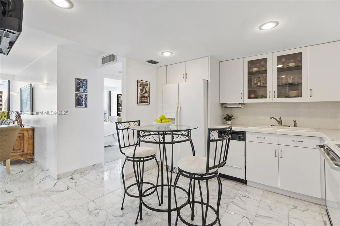 For Sale: $450,000 (1 beds, 1 baths, 612 Square Feet)