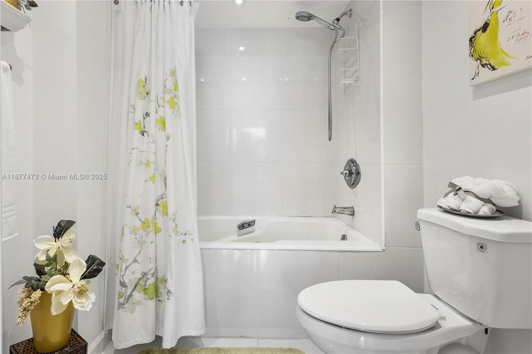 For Sale: $450,000 (1 beds, 1 baths, 612 Square Feet)