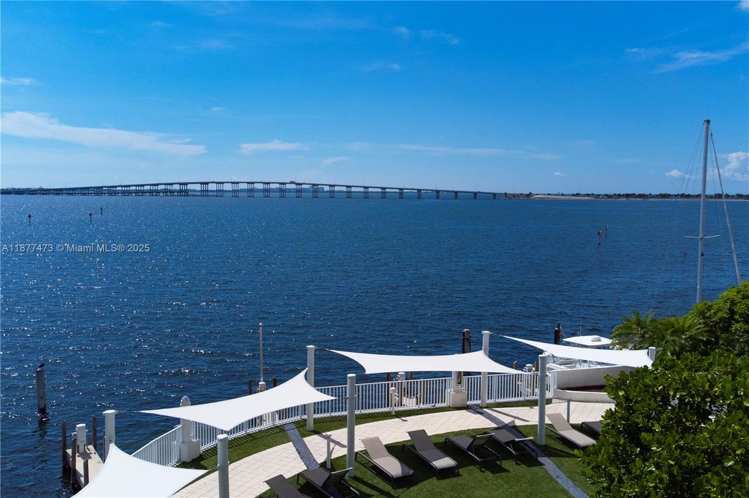 For Sale: $450,000 (1 beds, 1 baths, 612 Square Feet)