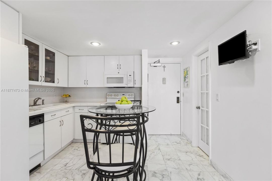 For Sale: $450,000 (1 beds, 1 baths, 612 Square Feet)