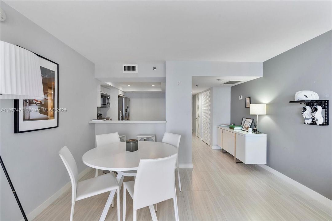 最近售出: $350,000 (1 贝兹, 1 浴室, 890 平方英尺)