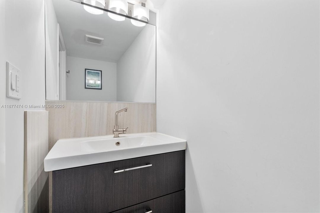 最近售出: $350,000 (1 贝兹, 1 浴室, 890 平方英尺)