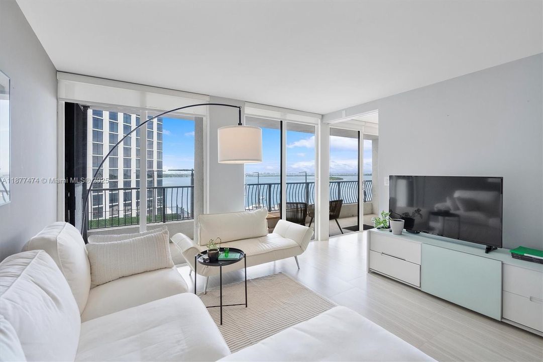 最近售出: $350,000 (1 贝兹, 1 浴室, 890 平方英尺)