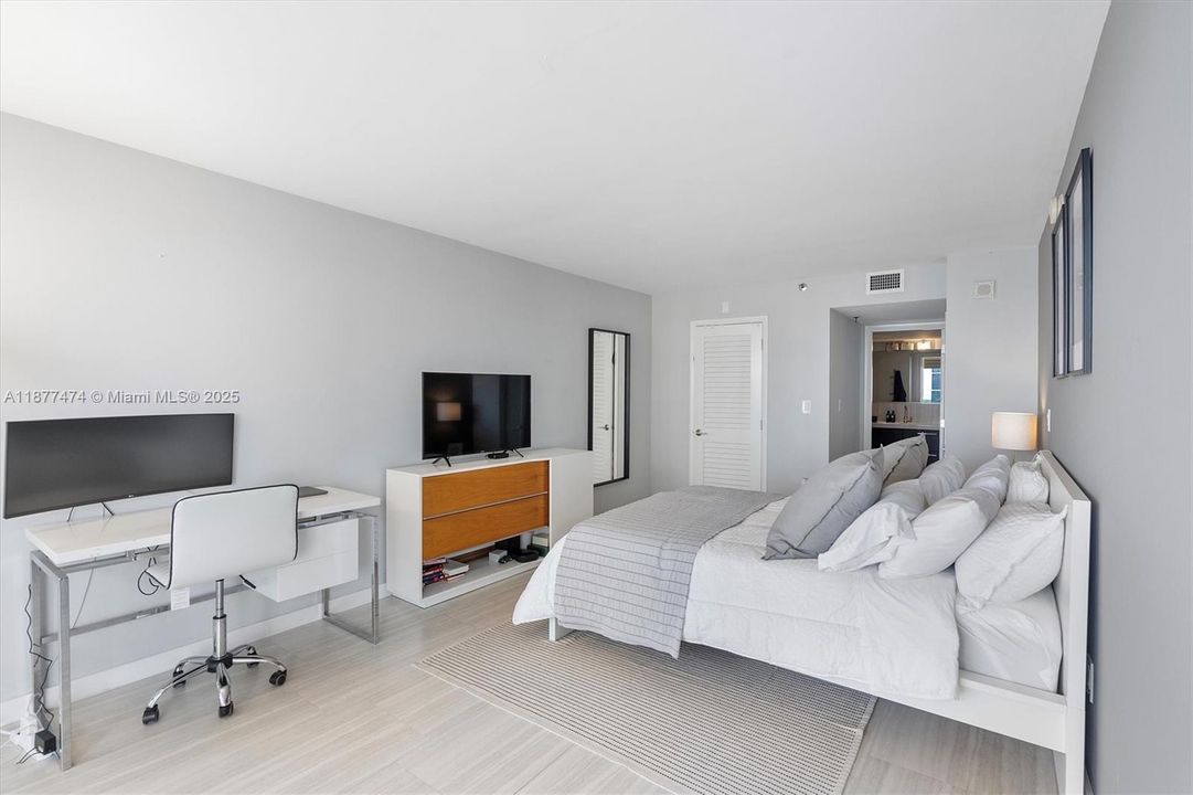 最近售出: $350,000 (1 贝兹, 1 浴室, 890 平方英尺)