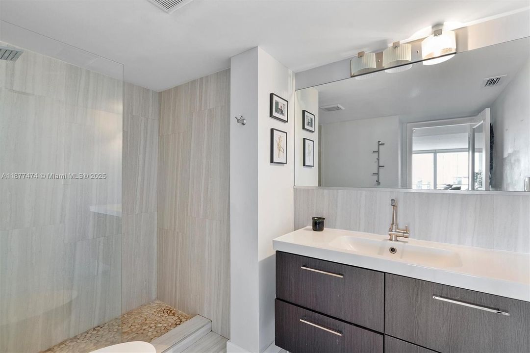 最近售出: $350,000 (1 贝兹, 1 浴室, 890 平方英尺)