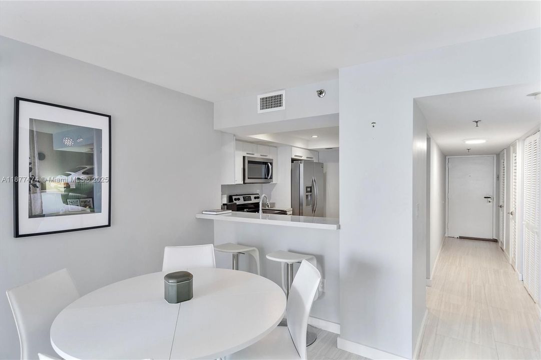 最近售出: $350,000 (1 贝兹, 1 浴室, 890 平方英尺)