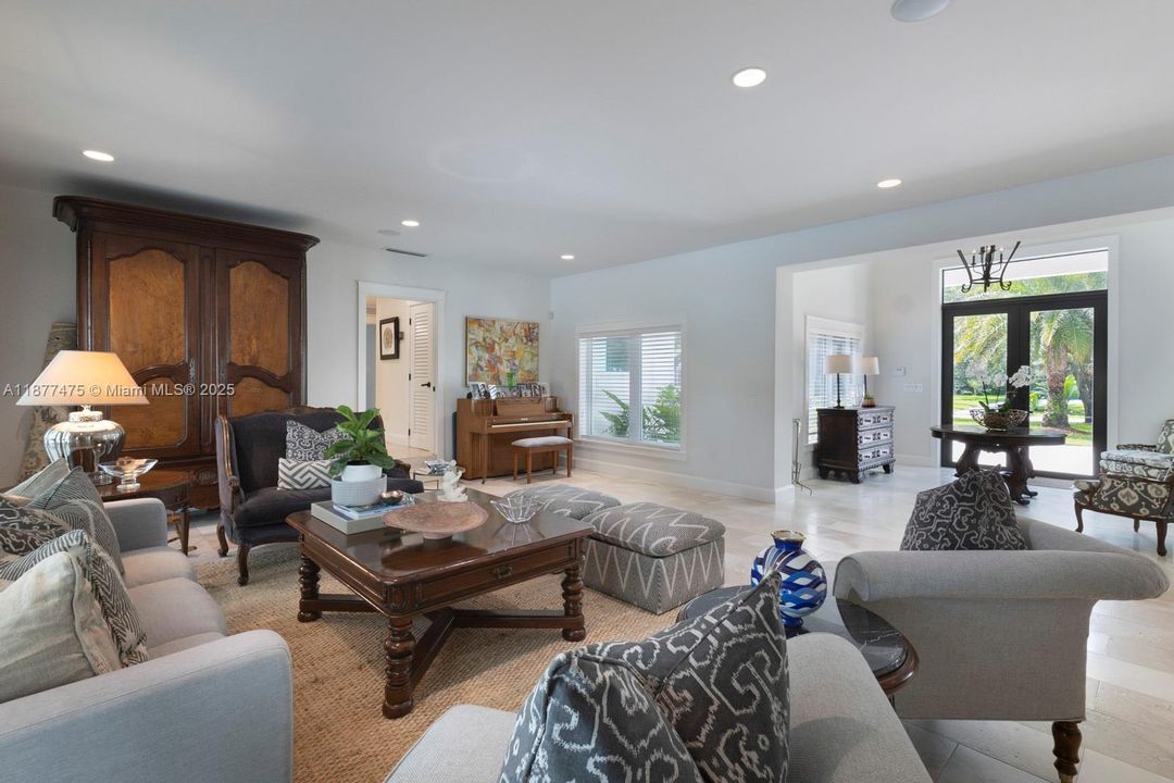 合同活跃: $3,975,000 (4 贝兹, 3 浴室, 4300 平方英尺)